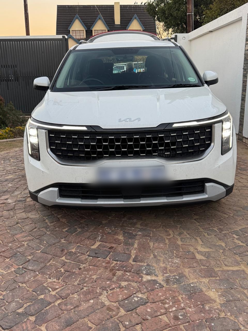 Kia Carnival shuttle front view