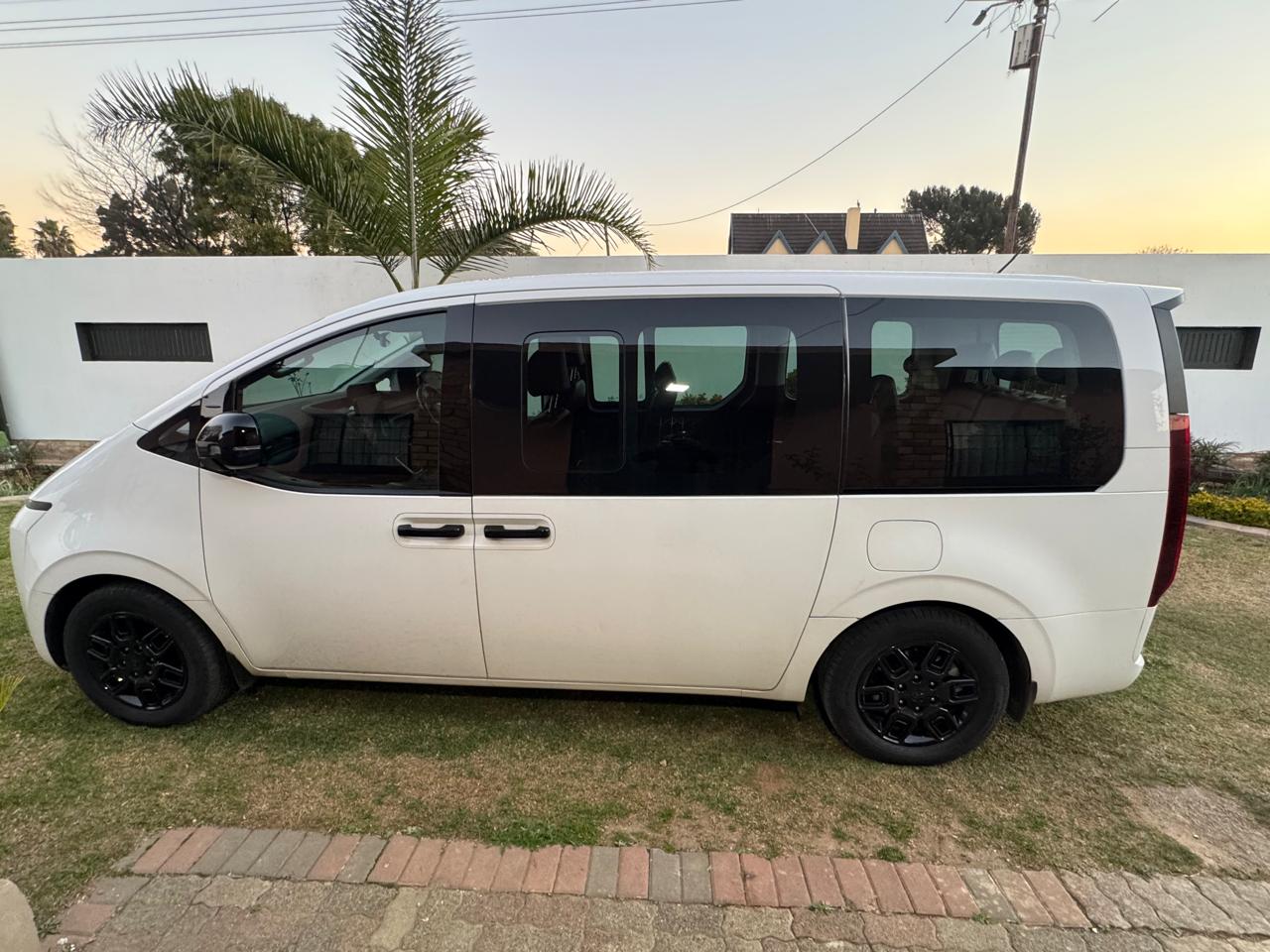 Staria side profile