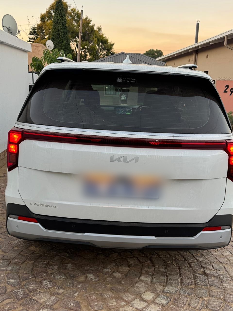 Kia Carnival side profile